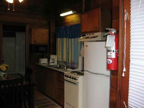 Forest Lake Camping Resort Cabin 16 - Photo4