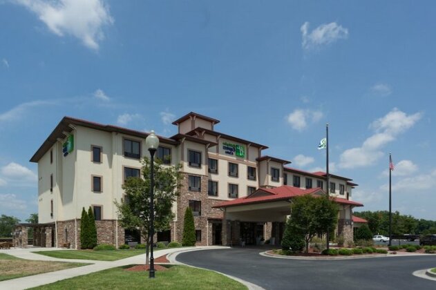 Holiday Inn Express Hotel & Suites Lexington North West-The Vineyard - Photo2