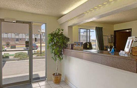 Super 8 by Wyndham Limon - Photo2