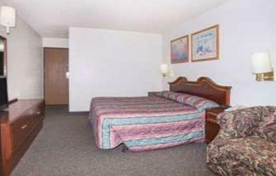 Super 8 by Wyndham Limon - Photo3
