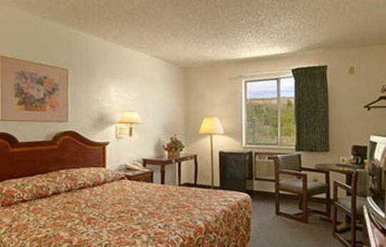 Super 8 by Wyndham Limon - Photo4