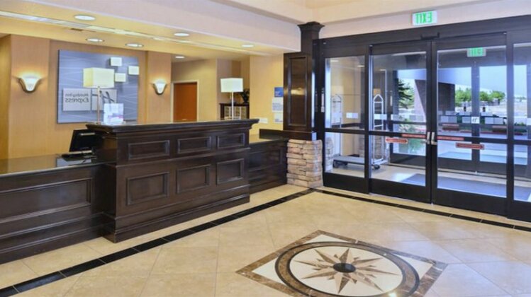 Holiday Inn Express Hotel & Suites Lincoln-Roseville Area - Photo4