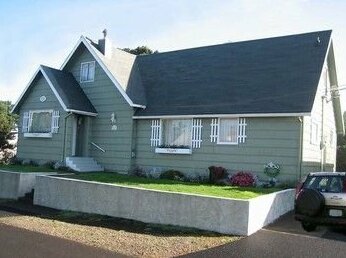 Ocean Rose 4 Br cottage by RedAwning Lincoln City