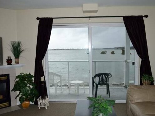 RedAwning Waters Edge 103 - Photo4