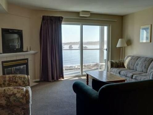 Waters Edge 212 - Photo2