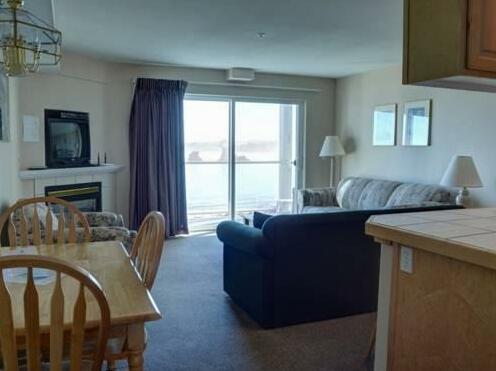Waters Edge 212 - Photo3