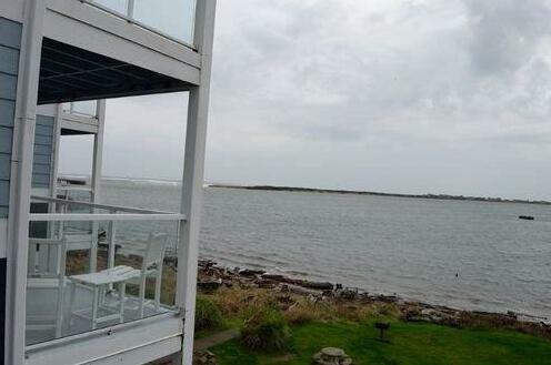 Waters Edge 305 - Photo2