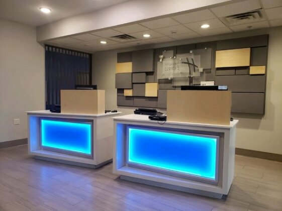 Holiday Inn Express Hotel and Suites Lincoln Airport - Photo2