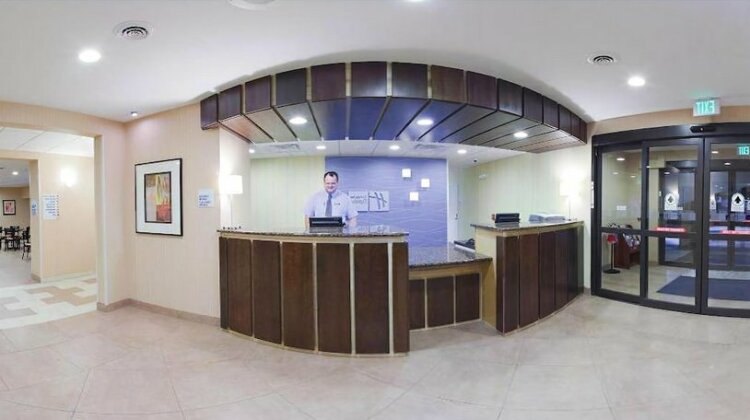 Holiday Inn Express Hotel and Suites Lincoln Airport - Photo3
