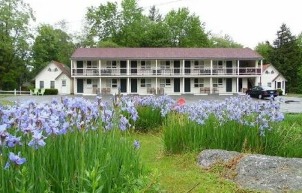 White Mountain Motel and Cottages