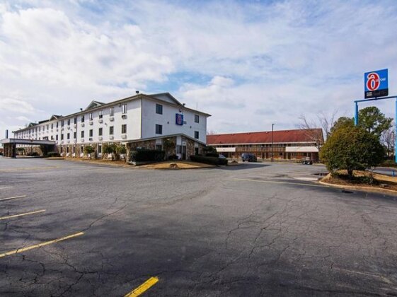 Deluxe Inn & Suites South - Photo4