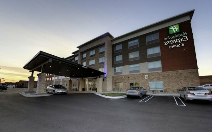 Holiday Inn Express & Suites - Detroit Northwest - Livonia - Photo2