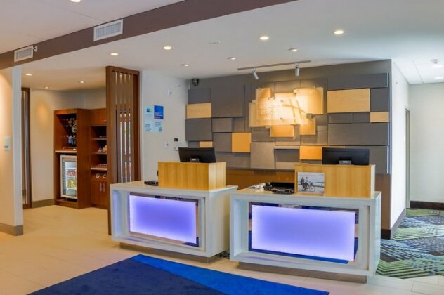 Holiday Inn Express & Suites - Detroit Northwest - Livonia - Photo3