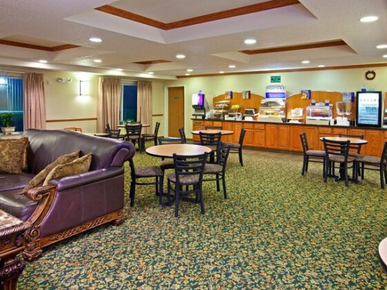 Holiday Inn Express & Suites Logan - Photo4