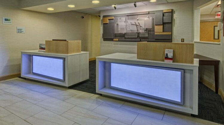 Holiday Inn Express Hotel & Suites London - Photo3