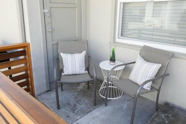 Close to Downtown and Beach - King Bed - Super Fast WiFi - Photo2
