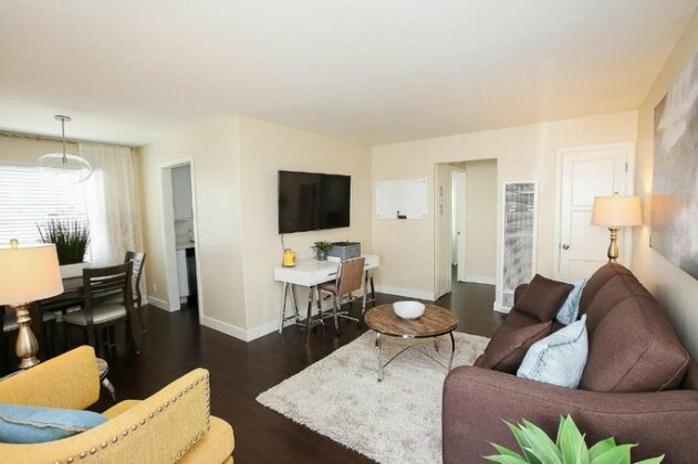 Close to Downtown and Beach - King Bed - Super Fast WiFi - Photo3
