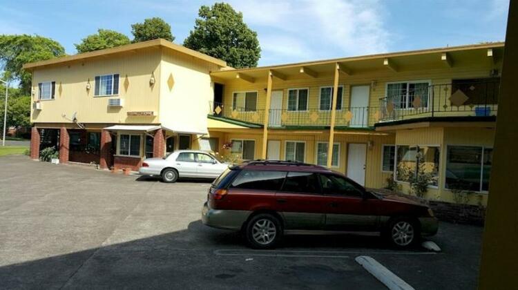Town Chalet Motel - Photo2