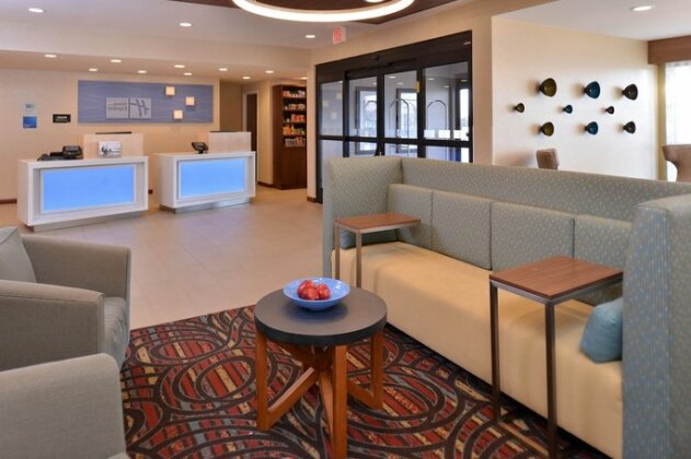 Holiday Inn Express Hotel & Suites Lonoke I-40 - Photo4