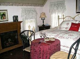 Arbor Lights Bed and Breakfast - Photo2