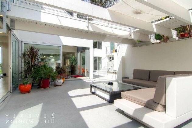 1040 - Beverly Hills Modern Estate