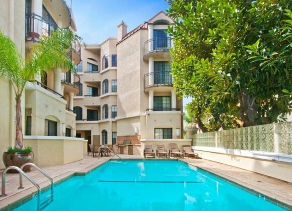 Beverly Hills Adjacent 2-Bedroom Penthouse - Photo3