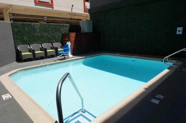 BLVD Hotel & Suites - Walking Distance to Hollywood Walk of Fame - Photo2