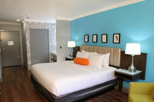 BLVD Hotel & Suites - Walking Distance to Hollywood Walk of Fame - Photo5