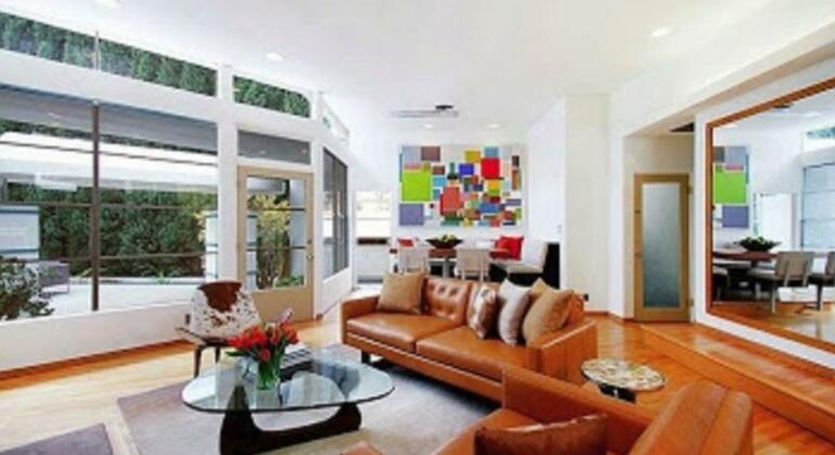 Celebrity Streamline Modern Three-Bedroom House - Photo2