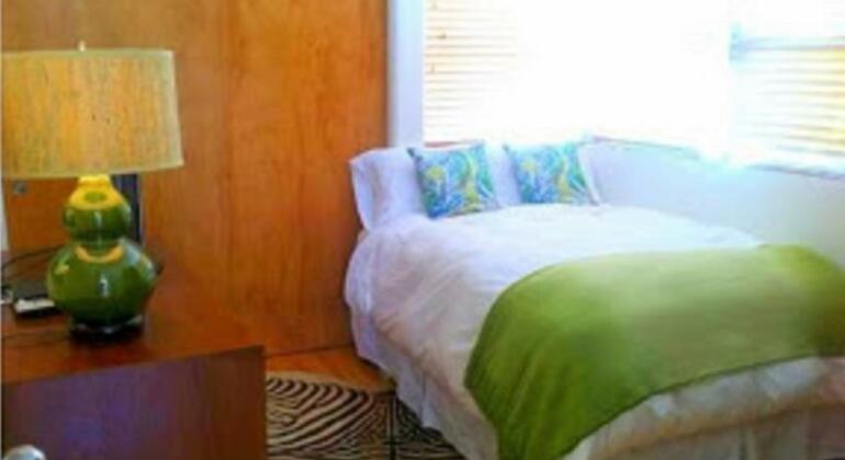 Celebrity Streamline Modern Three-Bedroom House - Photo3