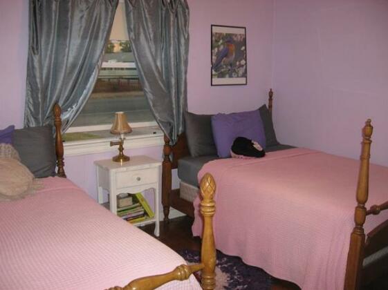 Goldfinger's Get Away Bed and Breakfast - Photo3