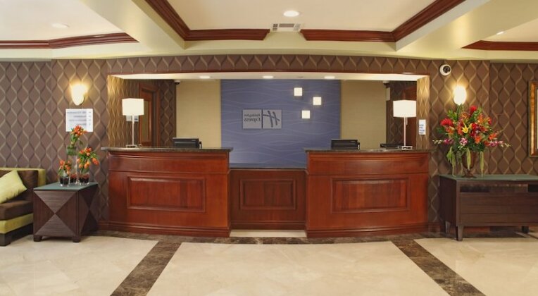 Holiday Inn Express Hotel & Suites Woodland Hills - Photo2