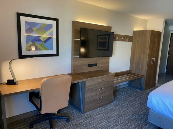 Holiday Inn Express & Suites Chatsworth Hotel - Photo2