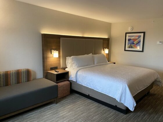 Holiday Inn Express & Suites Chatsworth Hotel - Photo3