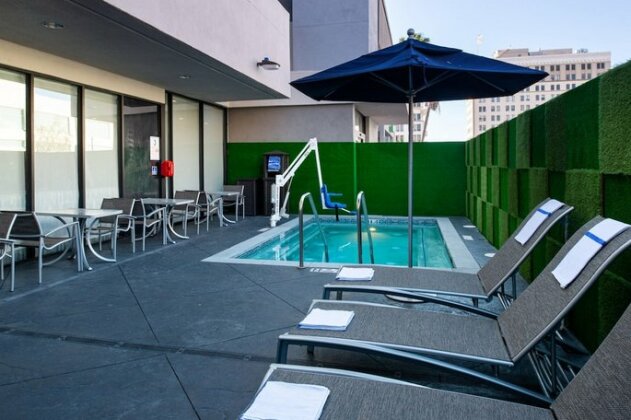 Holiday Inn Express & Suites Los Angeles Downtown West - Photo2