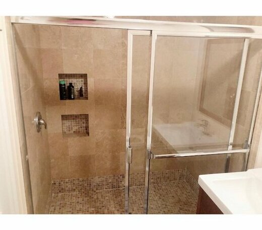 Luxury Master Suite Private Bathroom - Photo4