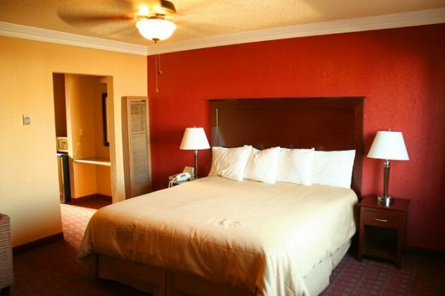 Pacific Inn and Suites - Photo4