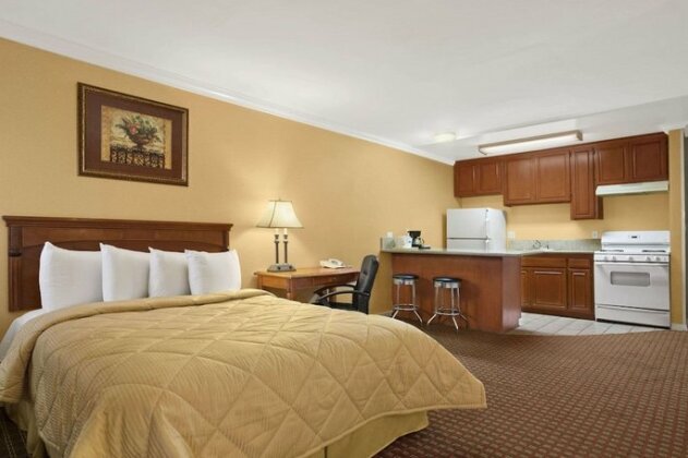 Travelodge Inn & Suites by Wyndham Gardena CA - Photo2