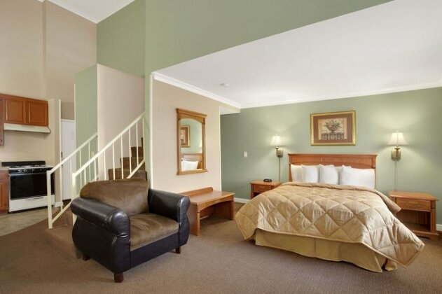 Travelodge Inn & Suites by Wyndham Gardena CA - Photo4