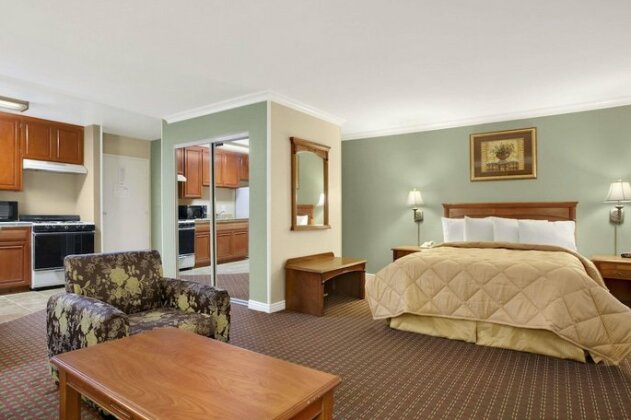 Travelodge Inn & Suites by Wyndham Gardena CA - Photo5