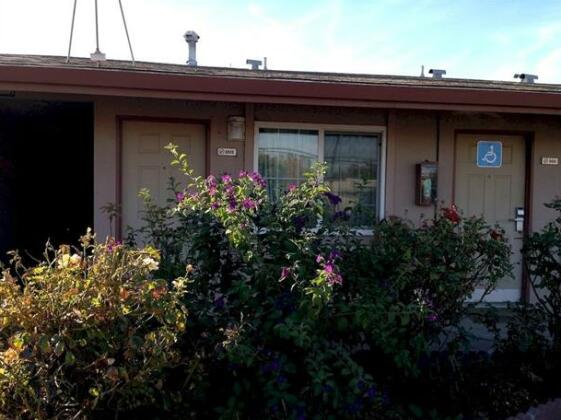 Maple Inn and Suites Los Banos - Photo2