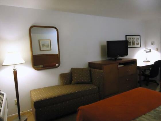 Maple Inn and Suites Los Banos - Photo4