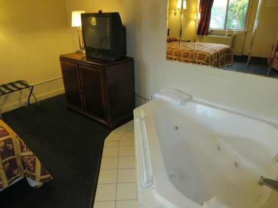 Budgetel Inn and Suites - Louisville - Photo3