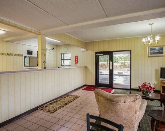 Econo Lodge Inn & Suites Lugoff - Photo4