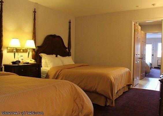 Comfort Suites Mackinaw City - Photo4
