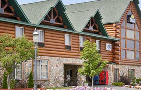 Days Inn & Suites by Wyndham Mackinaw City Bridgeview Lodge