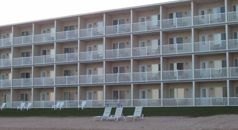 Mackinaw Beach and Bay Inn & Suites