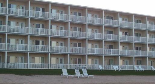 Mackinaw Beach and Bay Inn & Suites