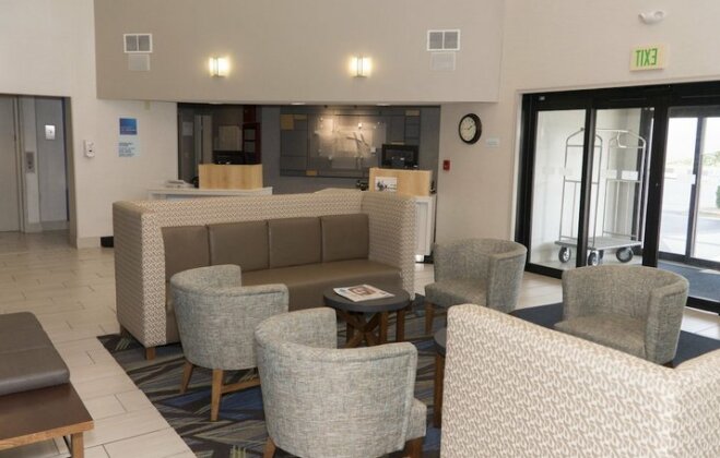 Holiday Inn Express Hotel & Suites Madison - Photo4
