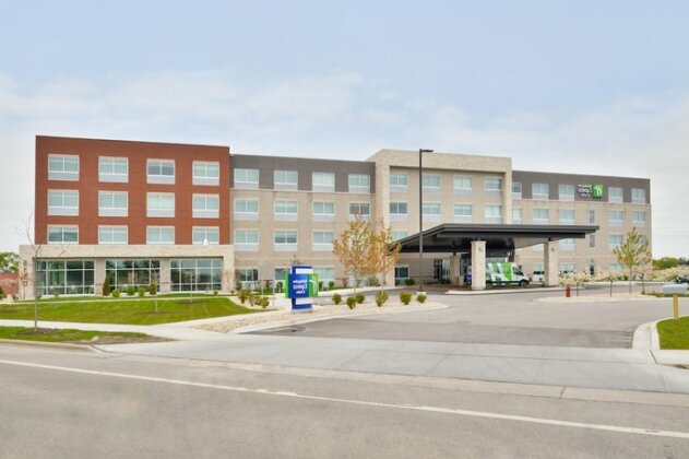 Holiday Inn Express & Suites Madison - Photo2